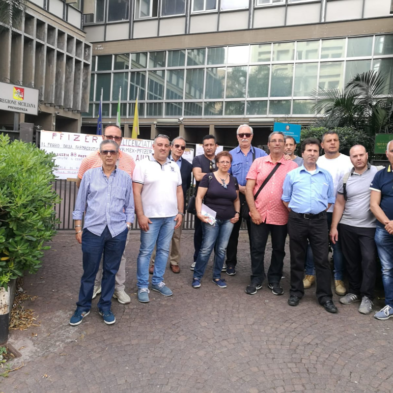 Gli ex ricercatori della Myrmex protestano davanti alla sede dell'Ars di Catania
