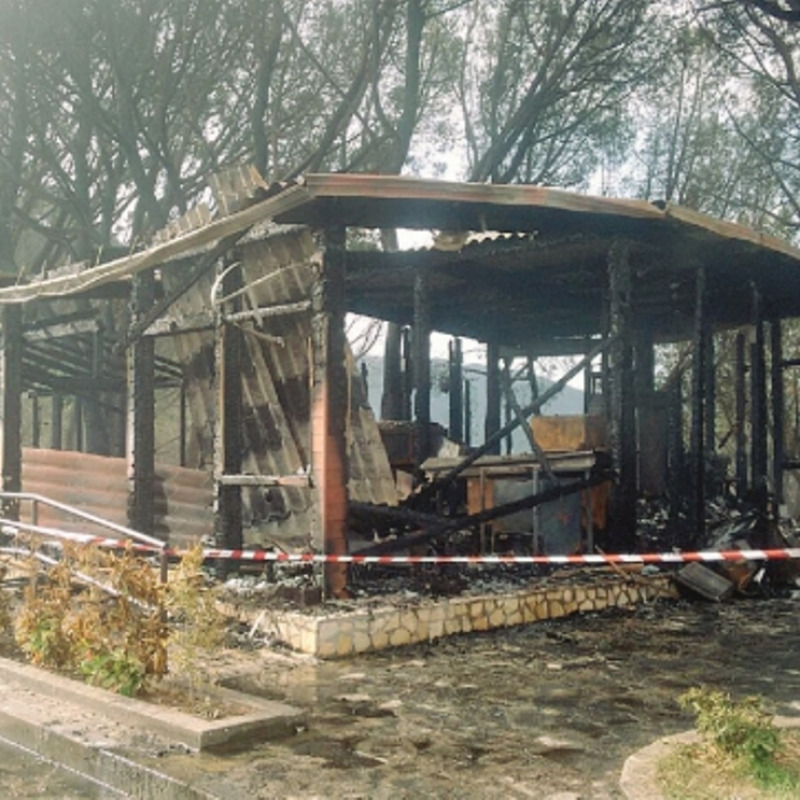 Il ristorante "La Pineta" distrutto dalle fiamme