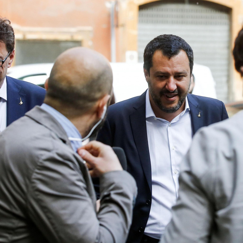 Giancarlo Giorgetti (S) e Matteo Salvini dopo il vertice a Palazzo Grazioli