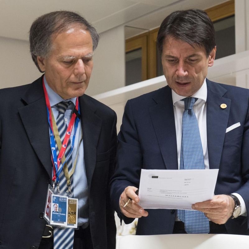 Il presidente del Consiglio Giuseppe Conte e il ministro degli Affari Esteri Enzo Moavero Milanesi durante il vertice Ue
