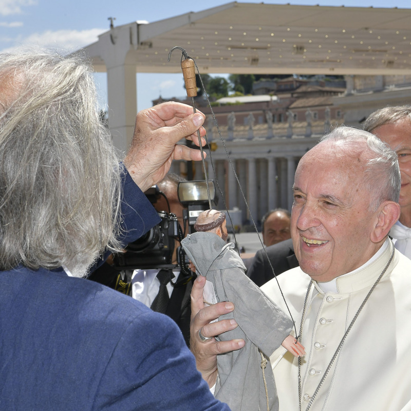Mimmo Cuticchio dona il pupo San Francesco a papa Francesco