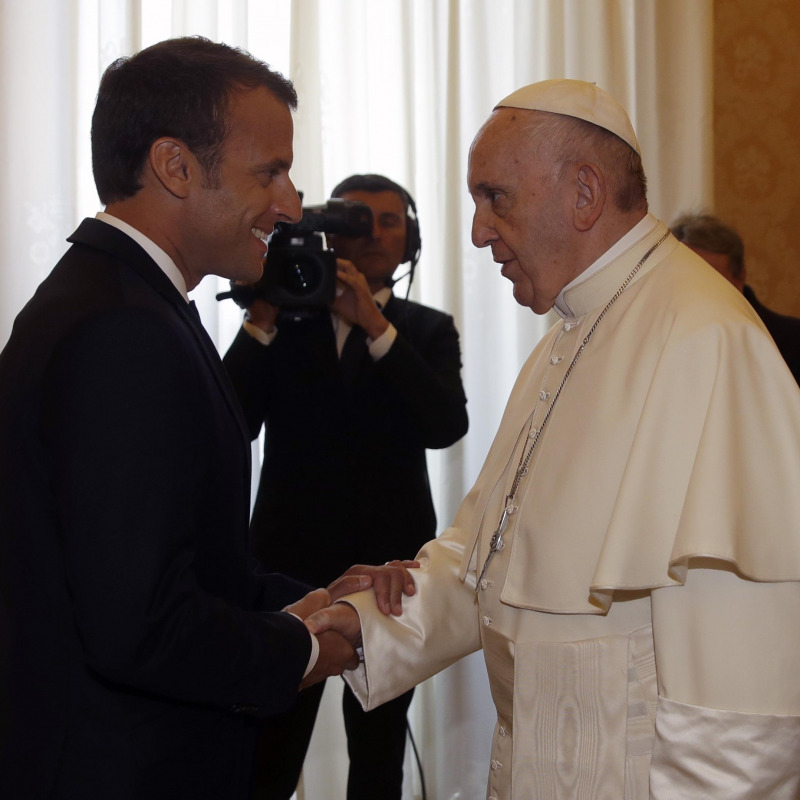 L'incontro fra papa Francesco e il presidente francese Emmanuel Macron