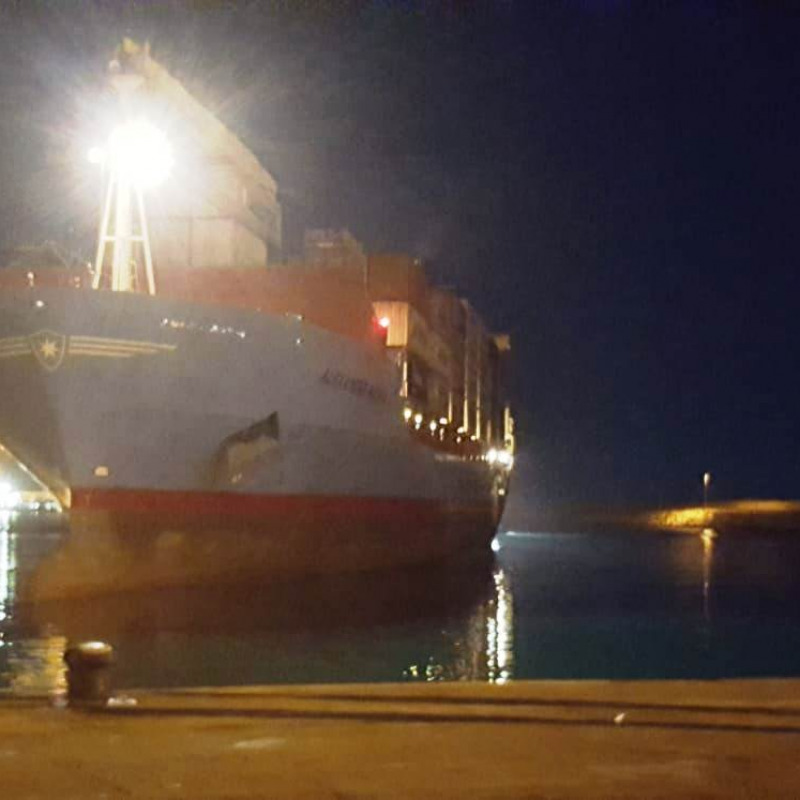 Il cargo Alexander Maersk attracca nel porto Pozzallo
