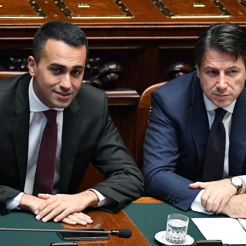 Il presidente del Consiglio, Giuseppe Conte (D), con il ministro del Lavoro e dello Sviluppo economico e vicepremier Luigi Di Maio (S)