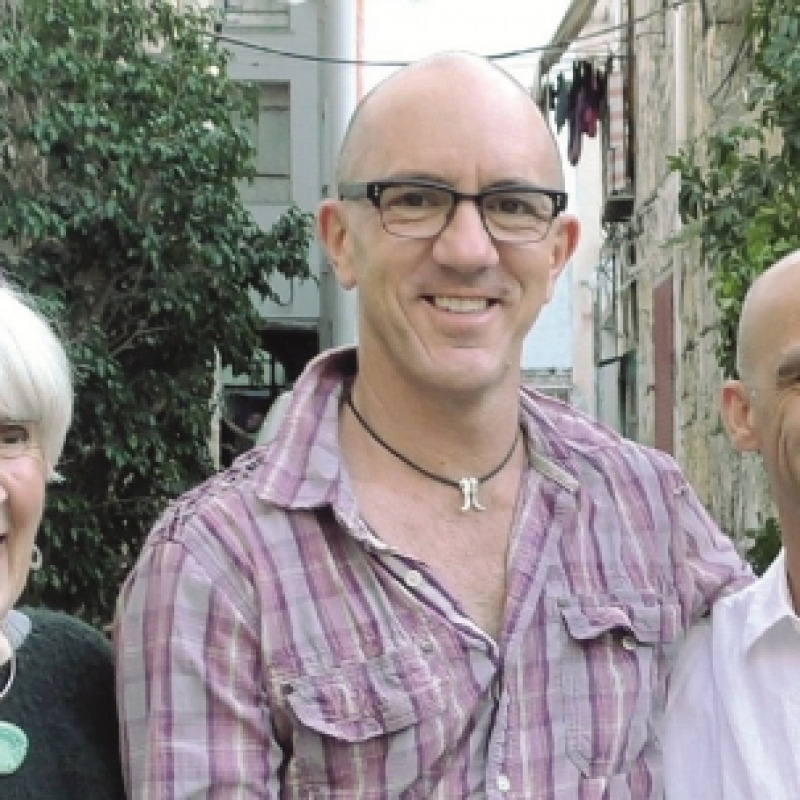 Da sinistra Eleanor Roger, Erik Mercer e Sandro Sechi ritratti a Palermo