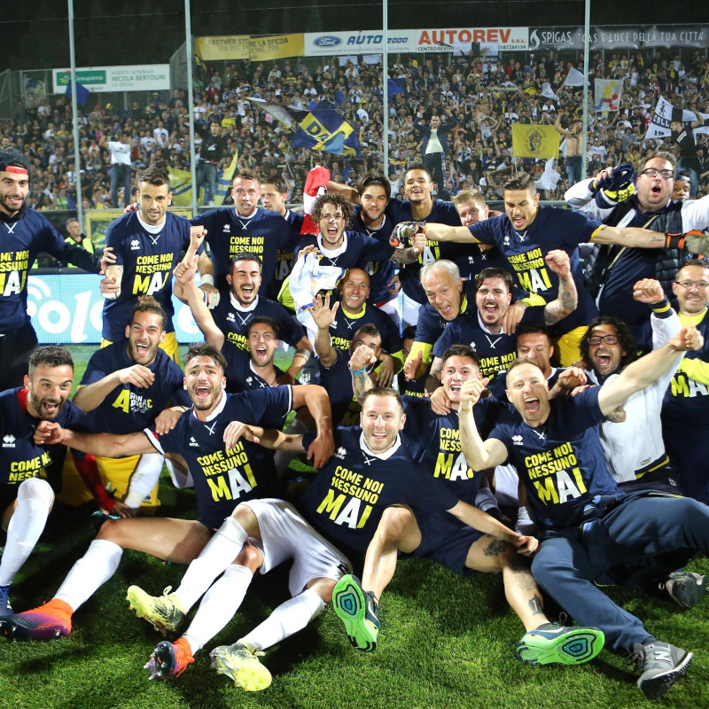 I giocatori del Parma festeggiano la promozione in Serie A al termine della partita contro lo Spezia