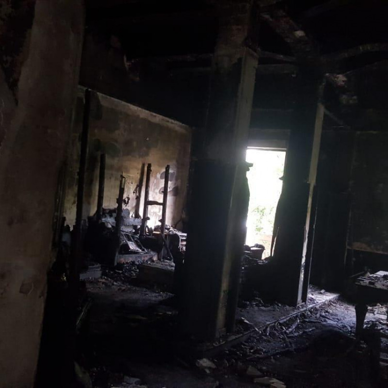 L'interno dell'appartamento dopo l'incendio