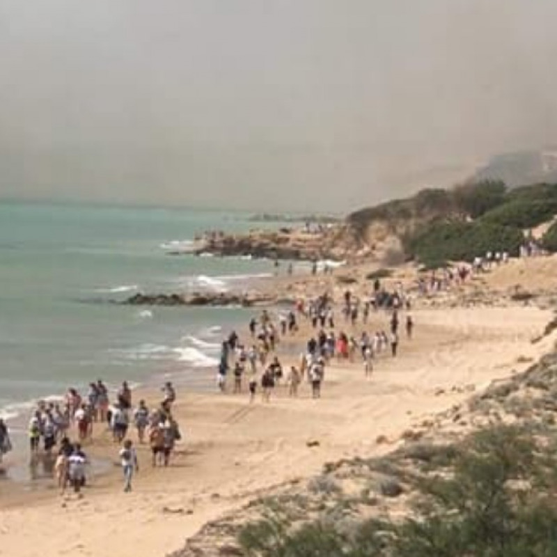I turisti riversati in spiaggia nella foto di Franco Assenza (da Facebook)