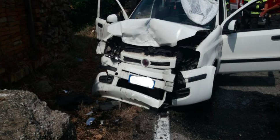 Si schianta con la sua auto contro un muro, una donna morta a Messina ...