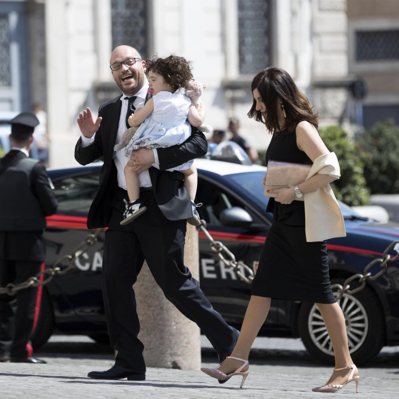 Lorenzo Fontana neo ministro alla famiglia e Stabilità con in braccio la figlia e accompagnato dalla moglie arrivano al palazzo del Quirinale