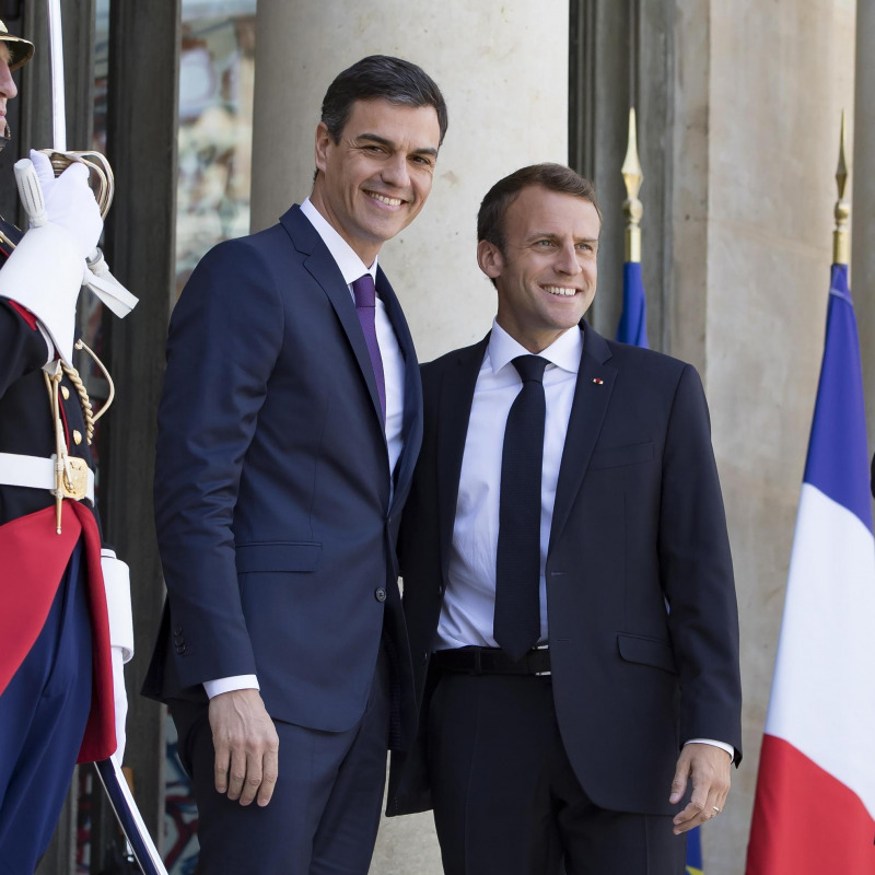 Il presidente francese Emmanuel Macron e il primo ministro spagnolo Pedro Sanchez