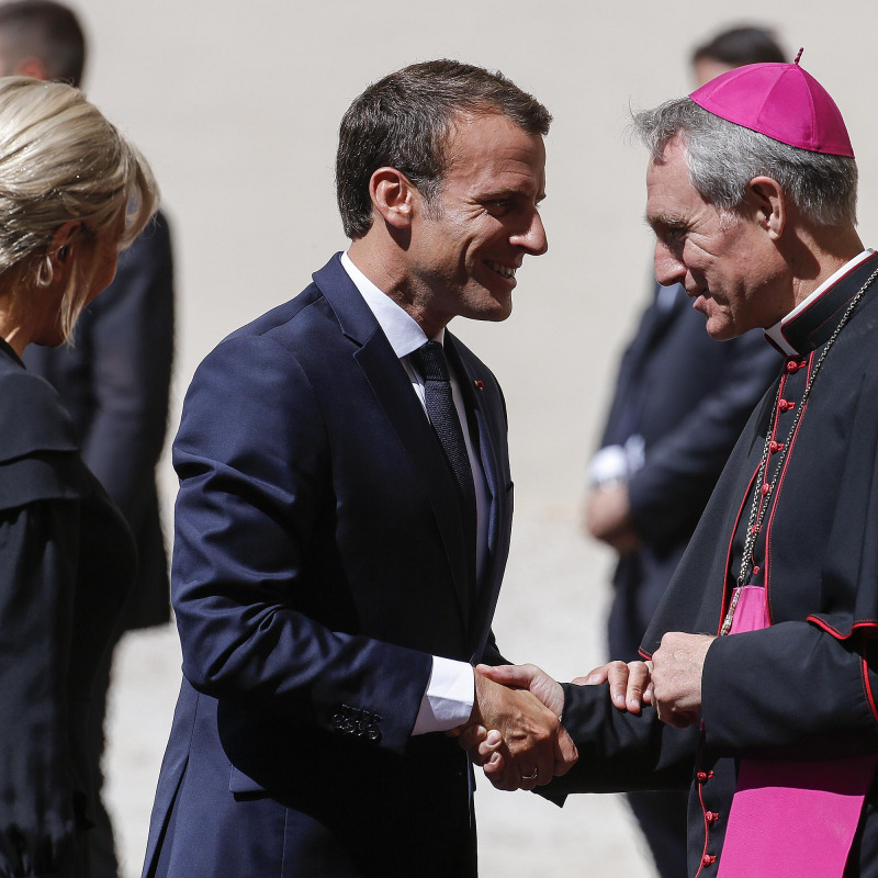 Il presidente francese Emmanuel Macron, con la moglie Brigitte, in Vaticano