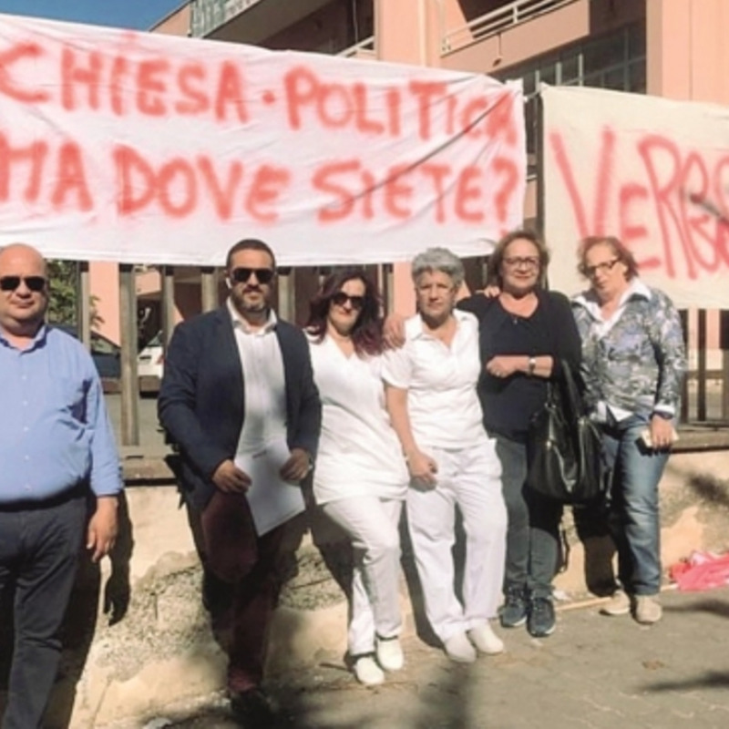 La protesta davanti all'Ipab di Caltanissetta (foto di Giorgio Dore)