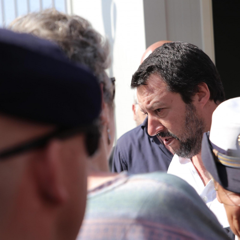 Salvini durante la visita all'hotspot di Pozzallo
