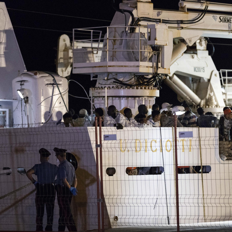 Le immagini dalla nave Diciotti sbarcata nella notte a Pozzallo