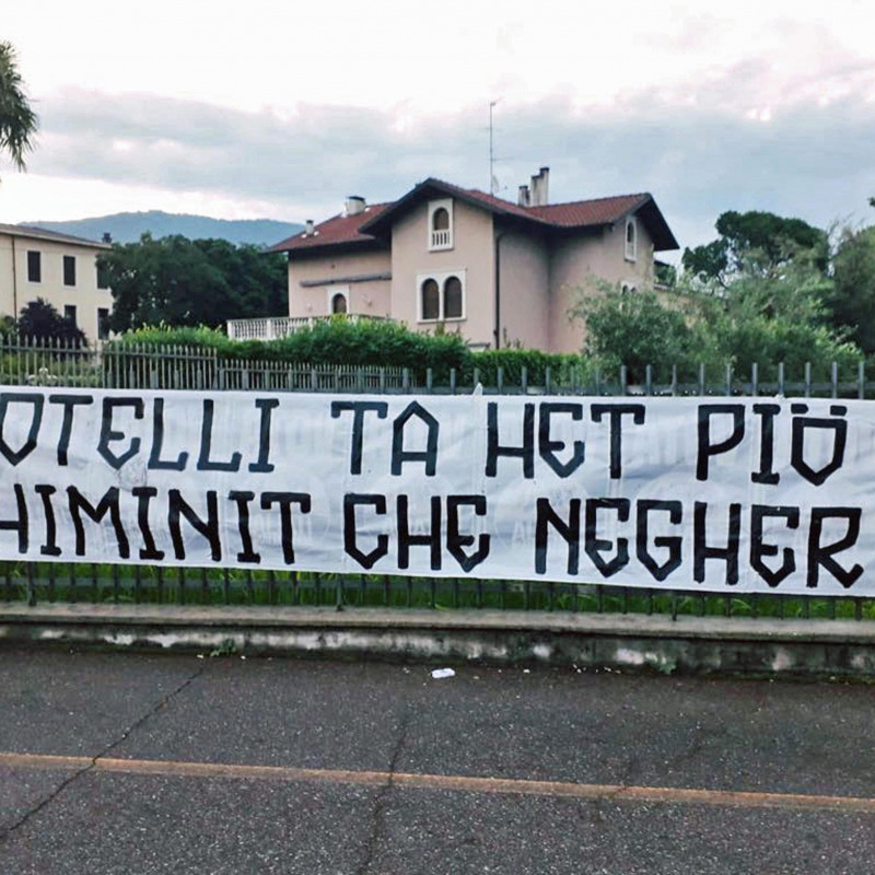Lo striscione contro Mario Balotelli esposto da Forza Nuova a Brescia
