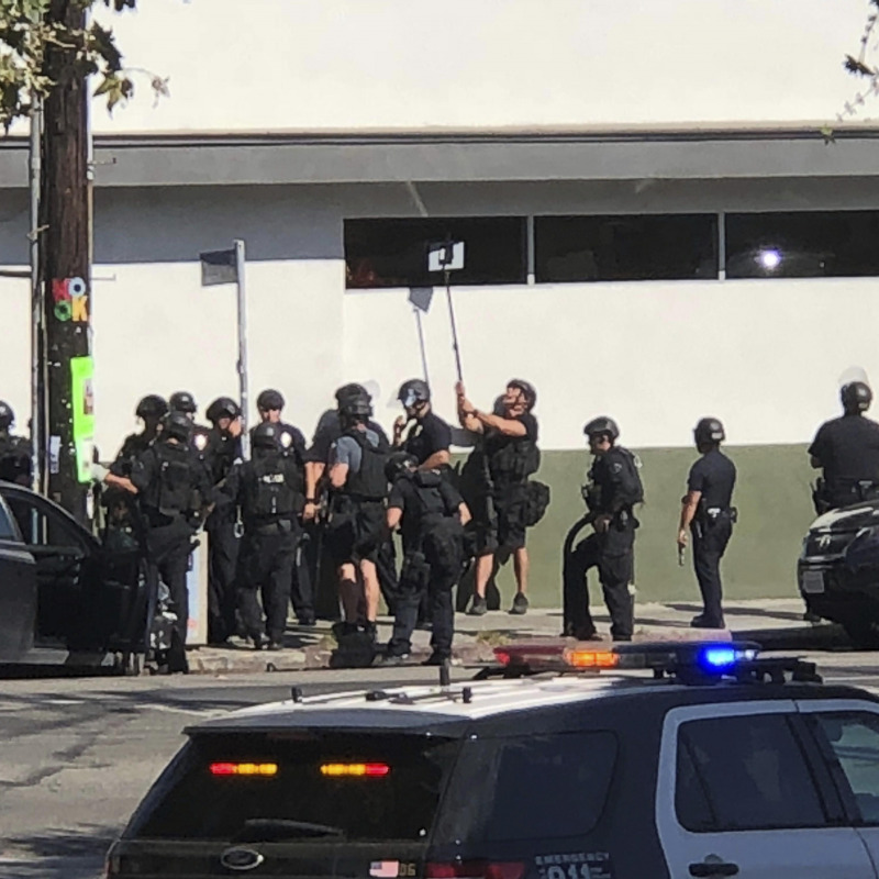 Un'immagine della polizia mentre il teenager è barricato nel market, Los Angeles