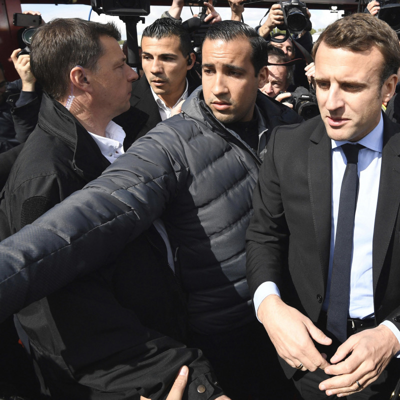 Alexandre Benalla (a sinistra) e Emmanuel Macron