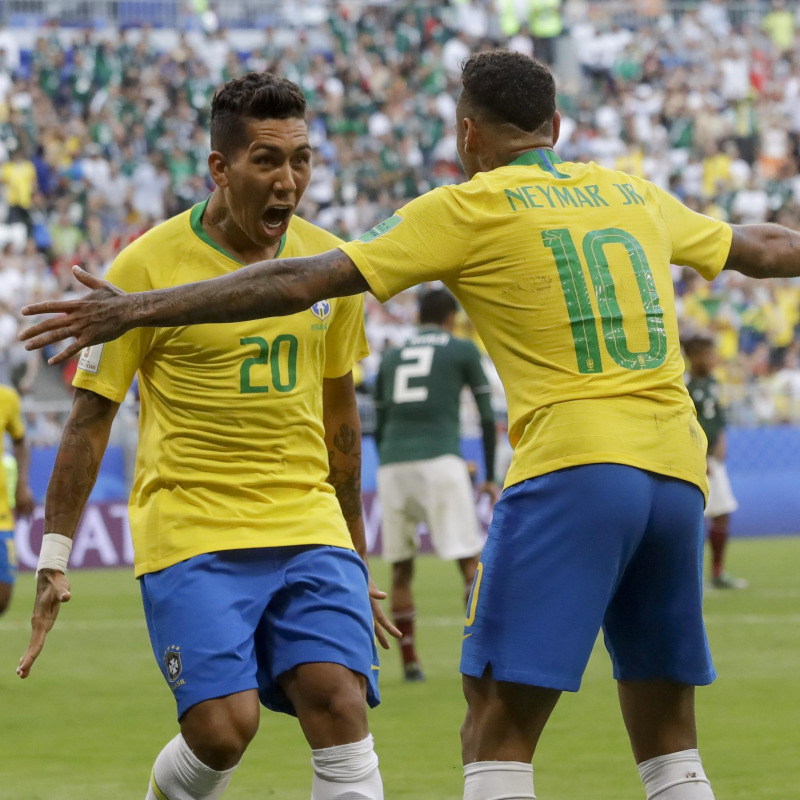 Firmino e Neymar esultano dopo la rete del 2-0