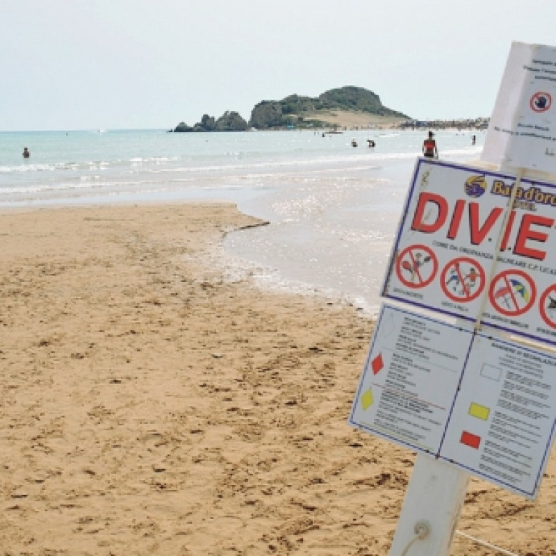 Il divieto posto nella spiaggia di Mollarella a Licata