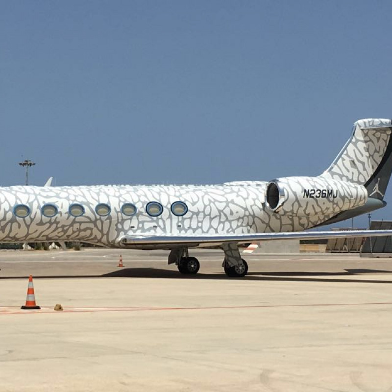 L'aereo di Michael Jordan all'aeroporto di Punta Raisi, sulla coda il suo celeberrimo logo