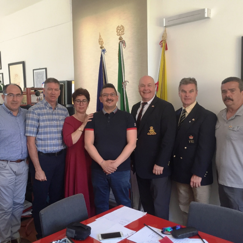 Da sinistra Gaetano Catalano, Mike Avery, Rosalba Scifo, il sindaco Roberto Bruno, Steve Gregory, James Davis e John Spencer