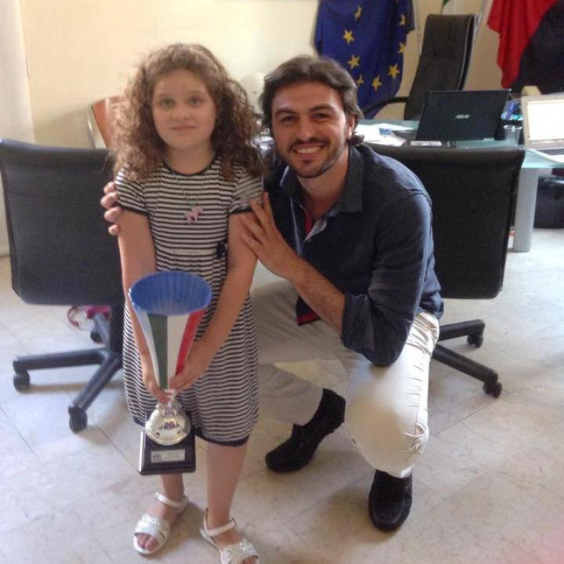 La piccola Elena Cammalleri col sindaco di Bagheria Patrizio Cinque