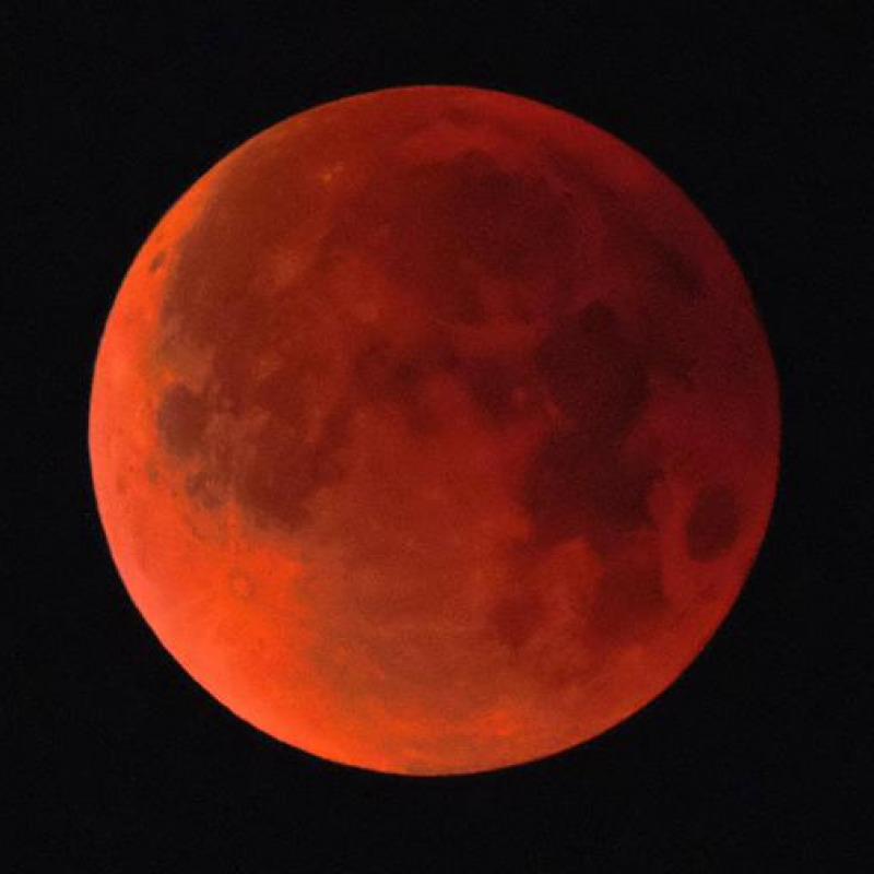 Stasera la Luna si colorerà di rosso nell'eclissi totale più lunga del secolo, un'ora e 43 minuti