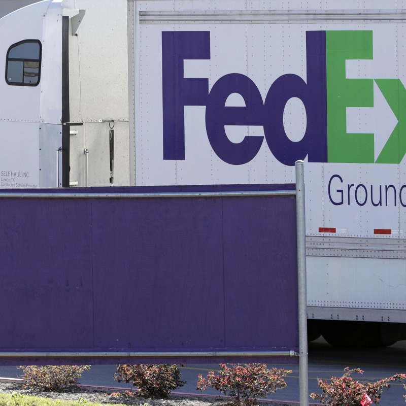 FBI agents investigate the scene at a FedEx distribution center where a package exploded, Tuesday, March 20, 2018, in Schertz, Texas. Authorities believe the package bomb is linked to the recent string of Austin bombings. (ANSA/AP Photo/Eric Gay) [CopyrightNotice: Copyright 2018 The Associated Press. All rights reserved.]