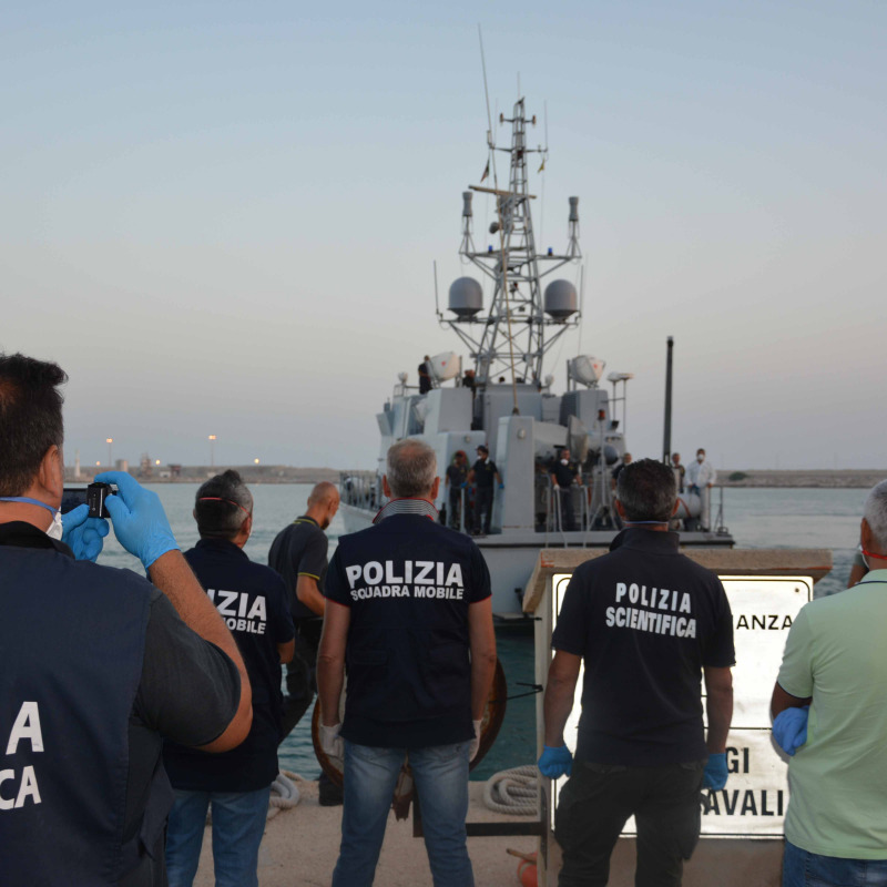 I fermi della polizia di Ragusa al porto di Pozzallo