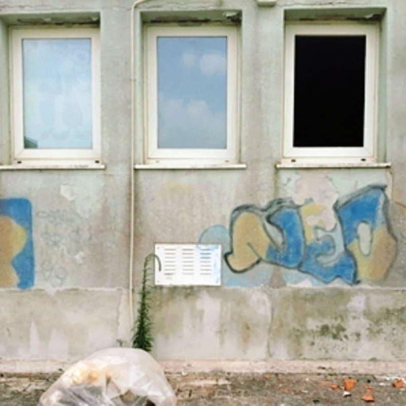 La finestra dell'istituto Costa: da qui i vandali sono entrati