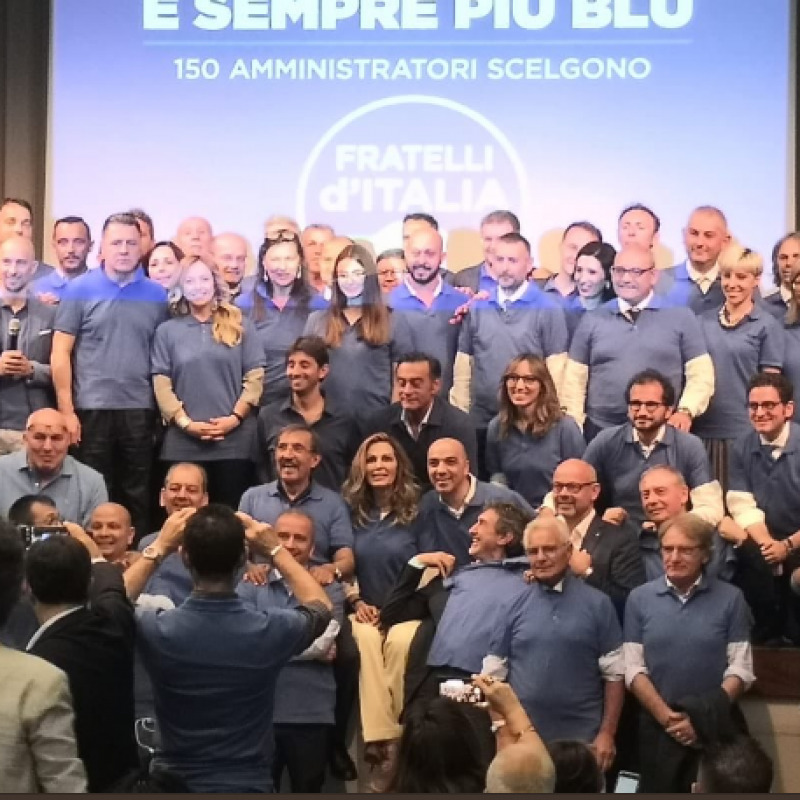 Amministratori e politici che hanno aderito all'iniziativa delle magliette blu di Fratelli d'Italia