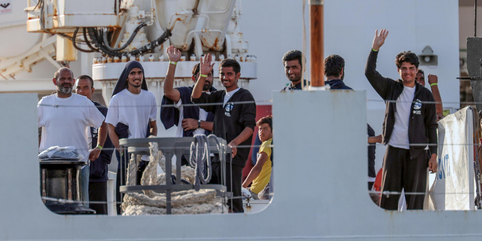 La Nave Diciotti Al Porto Di Trapani Arriva Il Via Libera Allo Sbarco