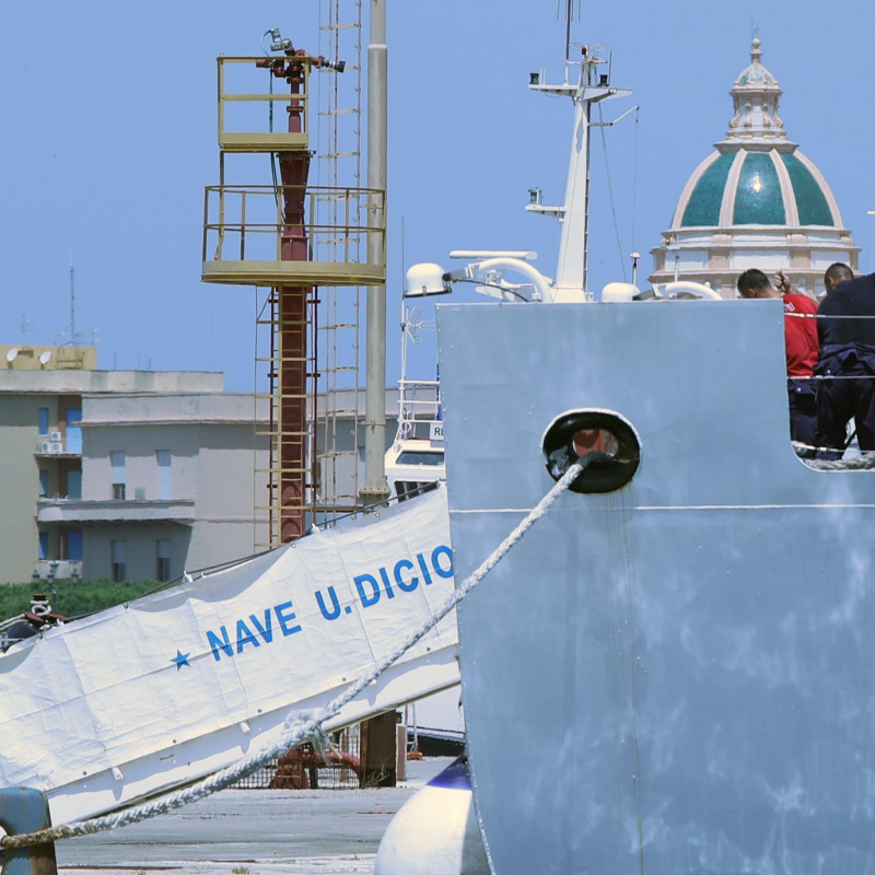 La nave Diciotti con a bordo 67 migranti fa il suo ingresso al porto di Trapani