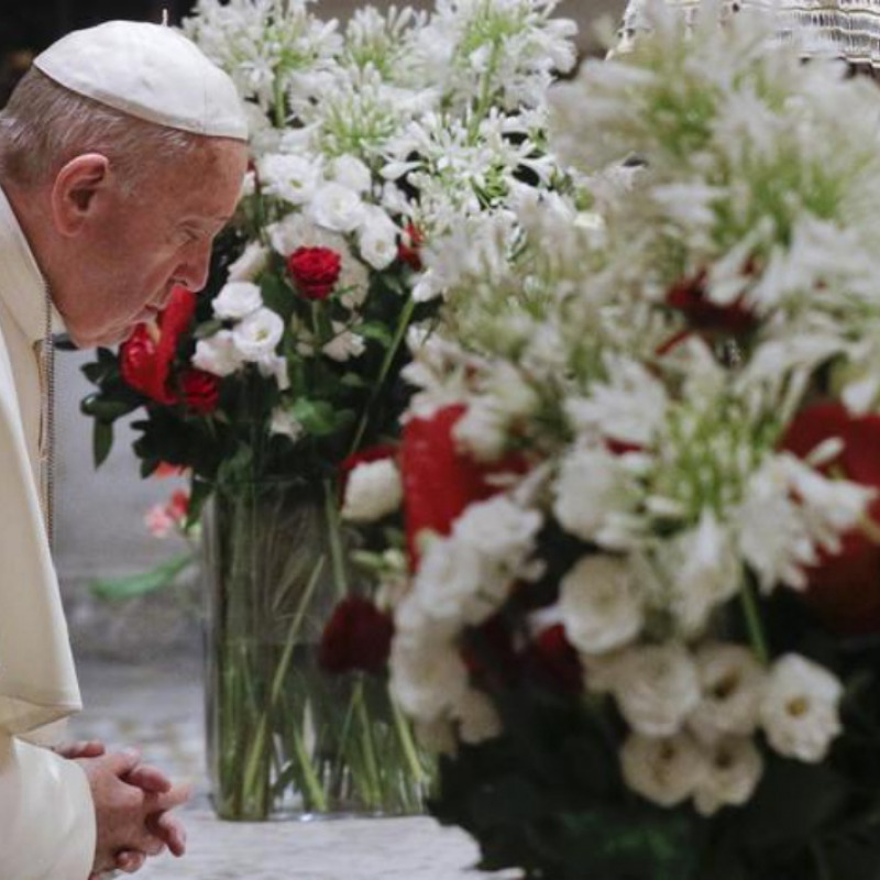 Papa Francesco in preghiera sulla tomba di San Nicola, a Bari