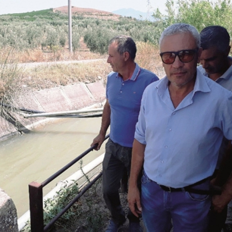 Dino La Delfa in primo piano con altri due produttori a Ponte Barca, l’unico invaso che dispone di acqua (Foto Caruso)