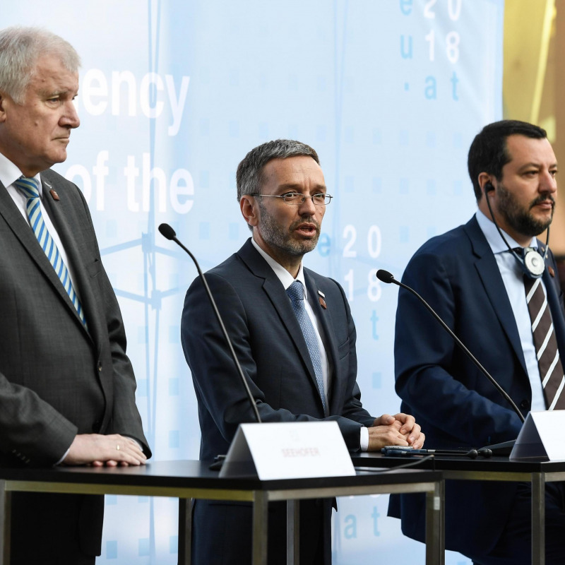 Il ministro dell'interno Matteo Salvini con l'omologo austriaco Herbert Kickl (C) e tedesco Horst Seehofer (S)