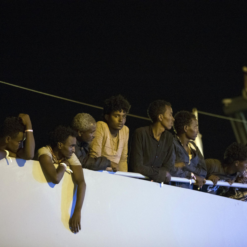 Lo sbarco dei 450 migranti a Pozzallo
