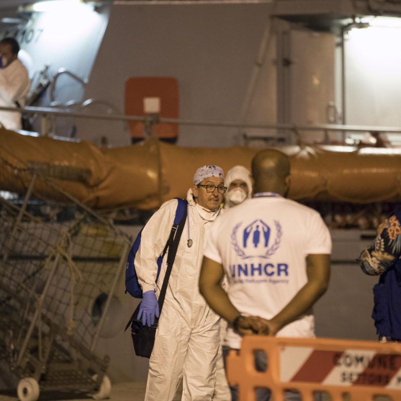 Un'immagine dello sbarco dei 450 migranti al porto di Pozzallo