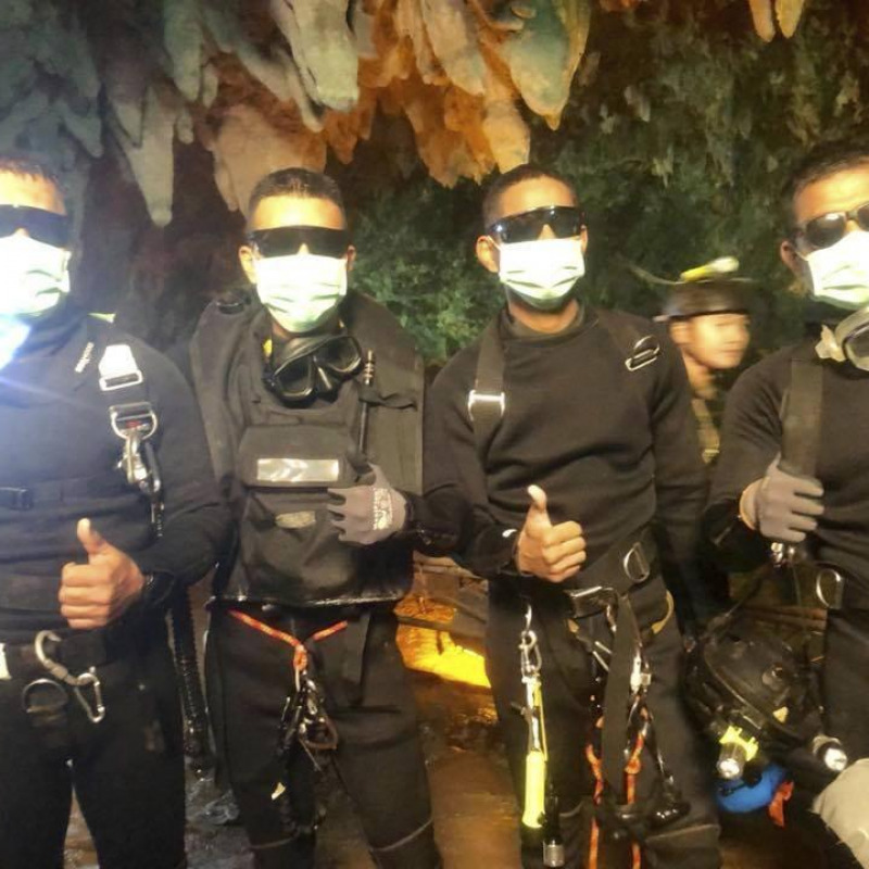 Un gruppo di soccorritori che ha estratto i 12 ragazzini e il loro allenatore da una grotta in Thailandia