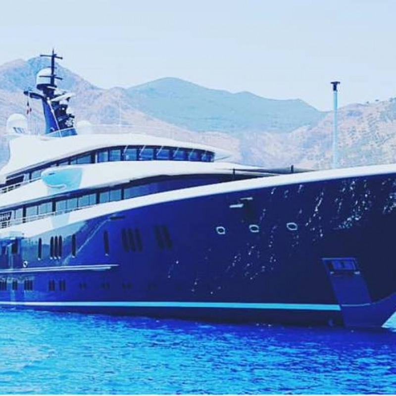 Il mega yacht, il Phoenix 2, novanta metri di imbarcazione di lusso nelle acque di Castellammare