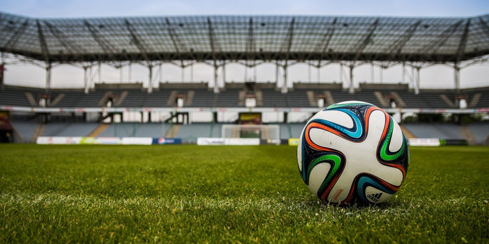 https://assets.gds.it/2018/08/CALCIO-PALLONE-STADIO-970x485.jpg