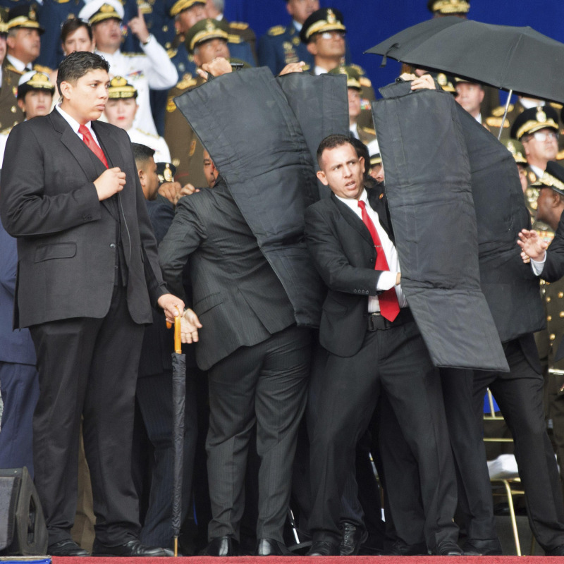 L'immagine della scorta che protegge Maduro durante attentato, Venezuela