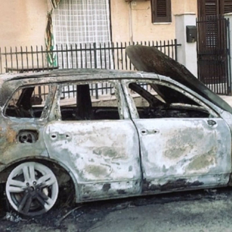 L'auto distrutta dalle fiamme (Foto di Leandro Salvia)