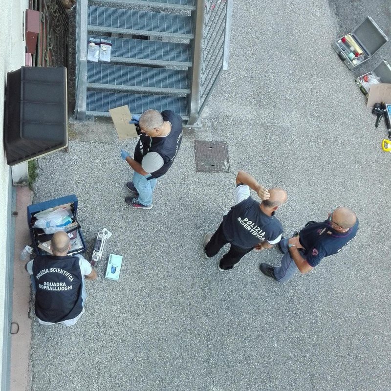 Artificieri e uomini della polizia scientifica impegnati nei rilievi sulla scala esterna alla sede della Lega a Treviso dove è esplosa una bomba carta