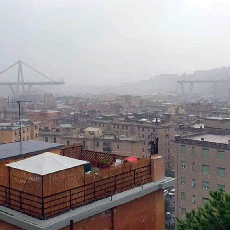 Il ponte Morandi parzialmente crollato a Genova