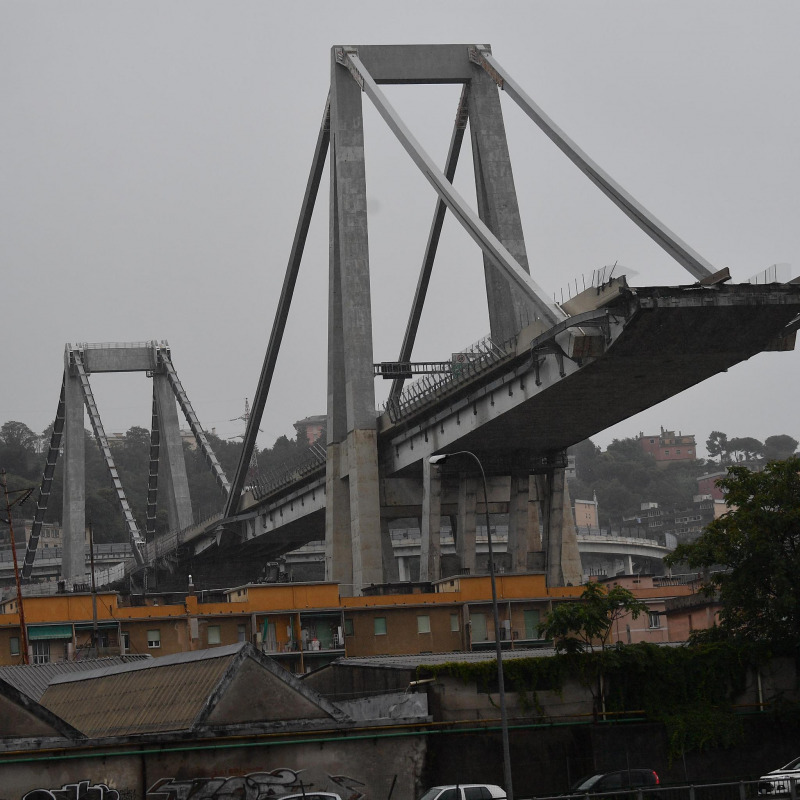 Le immagini del crollo di un tratto del ponte Morandi, a Genova