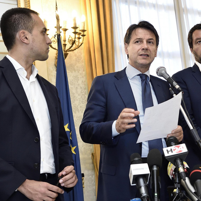Di Maio, Conte e Salvini durante la conferenza stampa a Genova