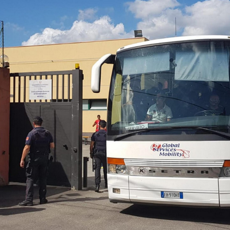 Due bus privati con a bordo 100 dei migranti che erano sbarcati a Catania sulla nave Diciotti lasciano l'hot spot di Messina