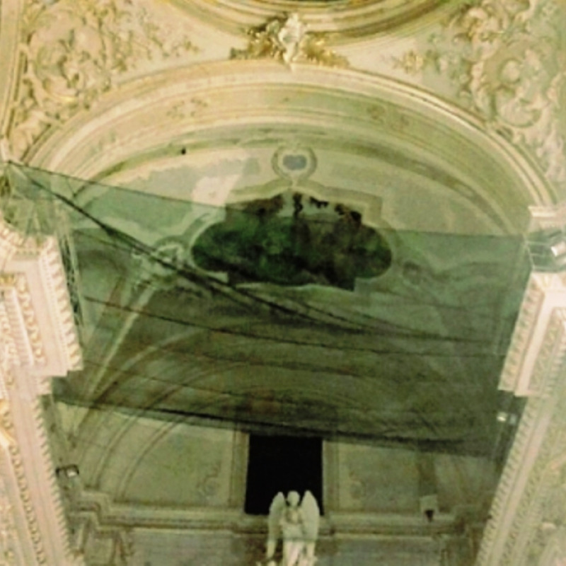 La rete di protezione all’interno di una delle cappelle del duomo di San Giorgio a Modica